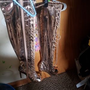 Rose gold boots size 9 fit  like 8